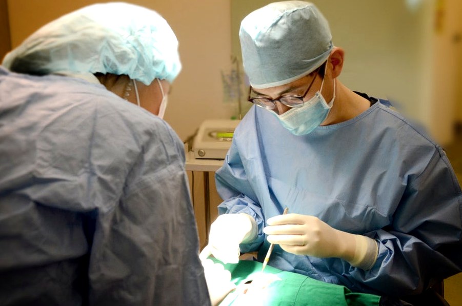 강남 가이드 임플란트 — 치과용 CT로 3차원 계획을 세우는 모습