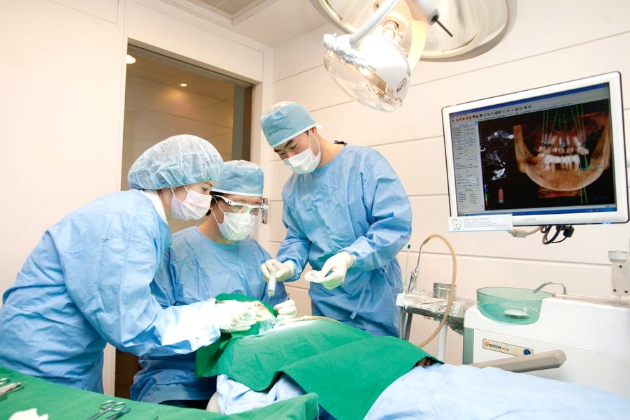 강남 당일 임플란트 병원 — 상담실에서 CT 영상을 함께 보는 장면