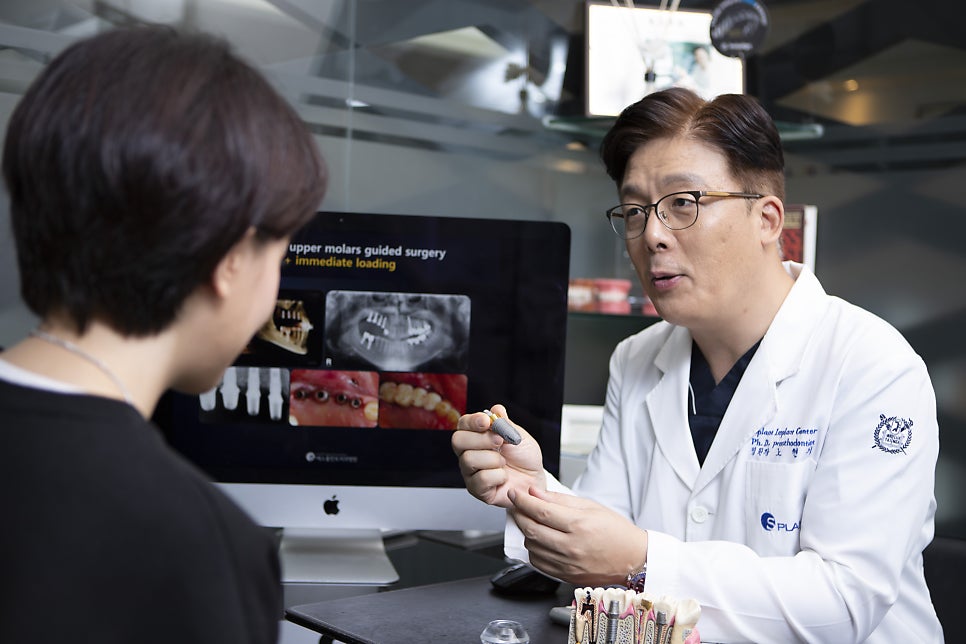 강남 당뇨 임플란트 — 혈당 관리와 임플란트 상담 장면