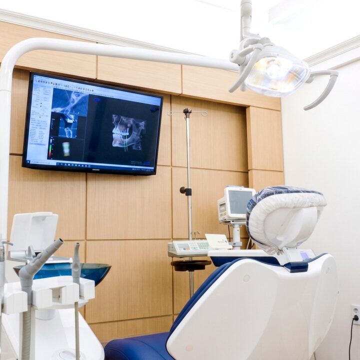 강남 수면마취 임플란트 – CT 진단 화면과 감시장비를 갖춘 진료실