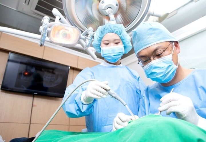 강남 임플란트 당일식립 – 임플란트 식립 수술을 진행하는 의료진