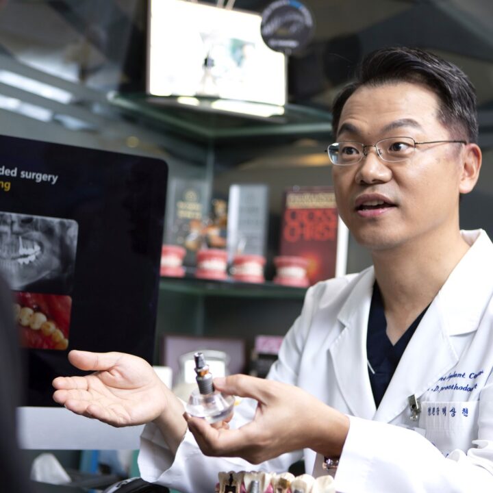 강남 어금니 임플란트 – 픽스처 모형으로 식립 계획을 설명하는 상담